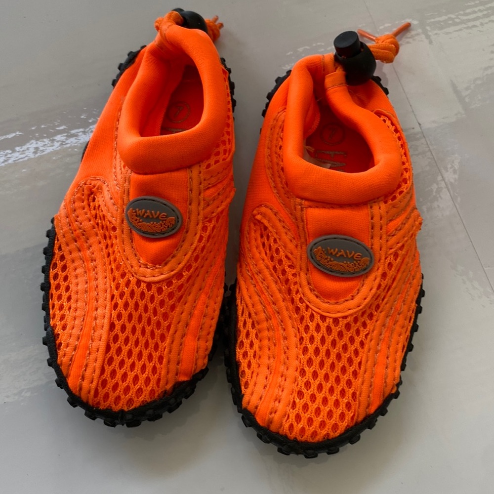 Toddlers Size 7 East Wave Water Shoes Stretch Drawstring Beach Neon Rubber NWOT